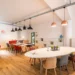 Zwei Geschäftsleute analysieren gemeinsam Optionen in einem modernen Coworking Space mit natürlichem Licht